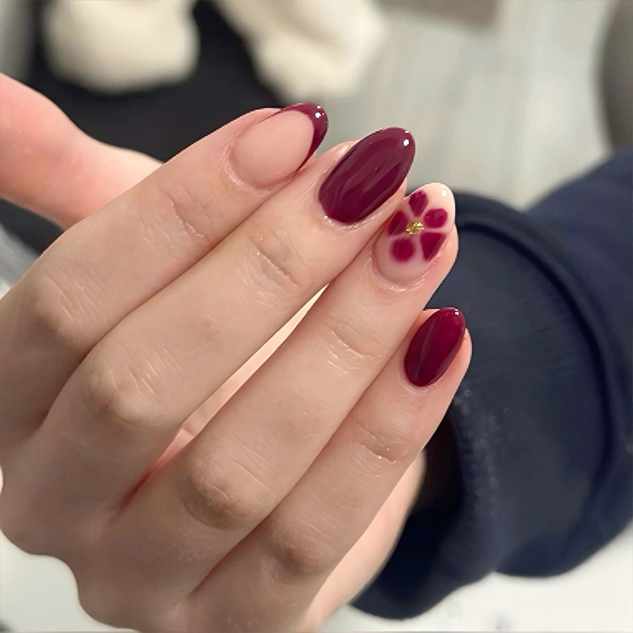 Nail Art Burgundy - Burgundy simple petals flower wearing nail